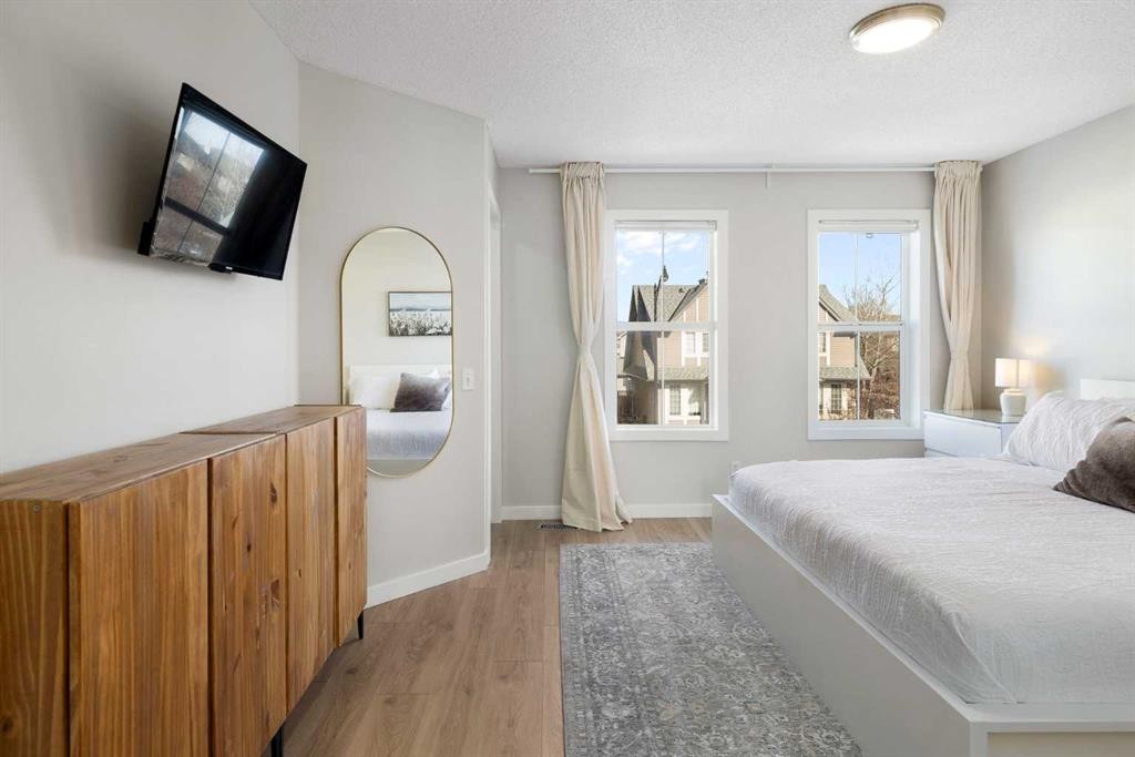9 Elgin Mews Se, Calgary, AB - Indoor Photo Showing Bedroom