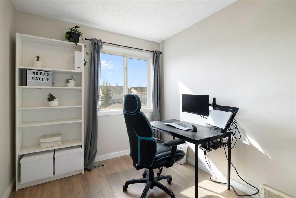 9 Elgin Mews Se, Calgary, AB - Indoor Photo Showing Office