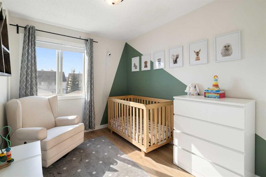 9 Elgin Mews Se, Calgary, AB - Indoor Photo Showing Bedroom