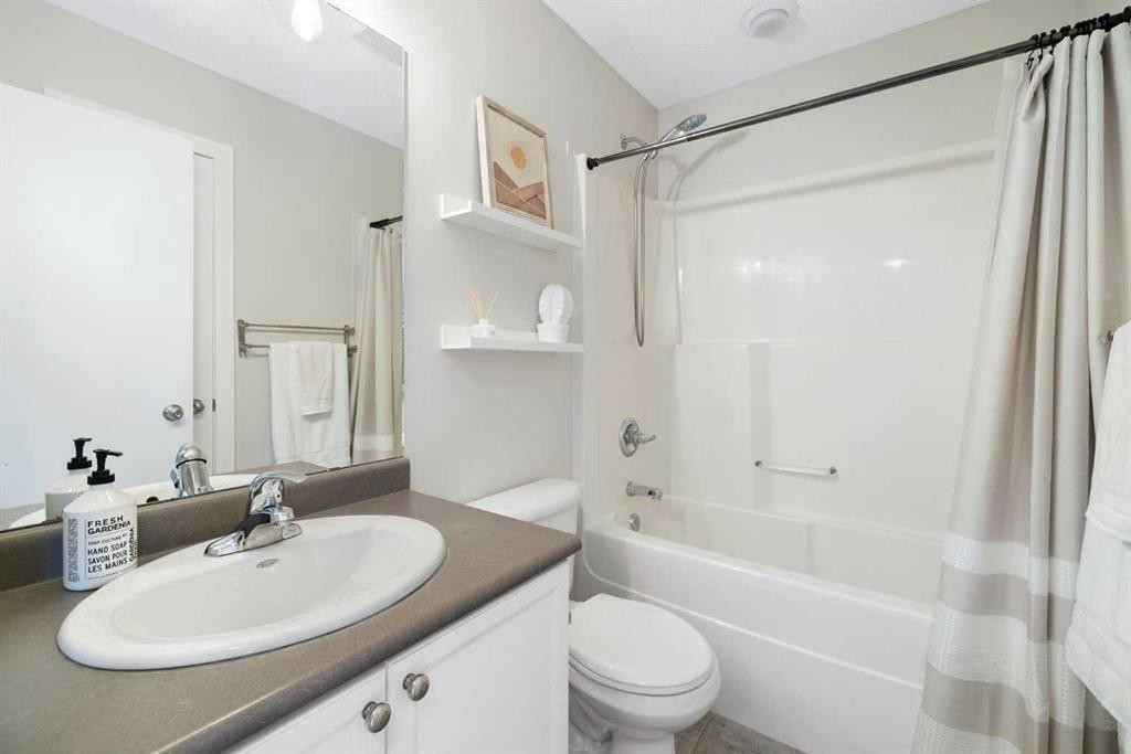 9 Elgin Mews Se, Calgary, AB - Indoor Photo Showing Bathroom