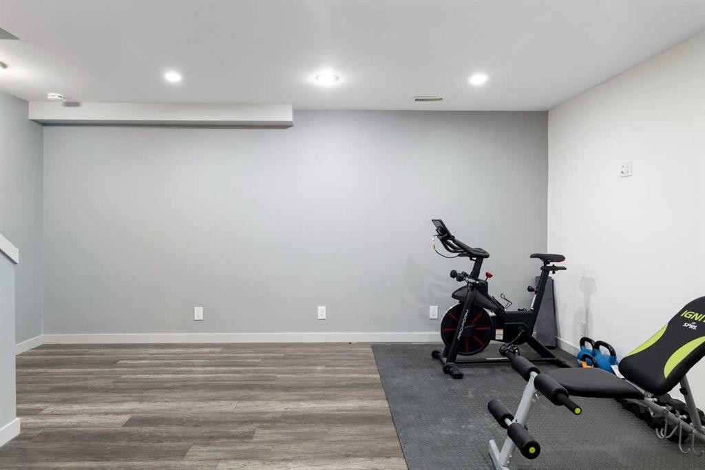 9 Elgin Mews Se, Calgary, AB - Indoor Photo Showing Gym Room