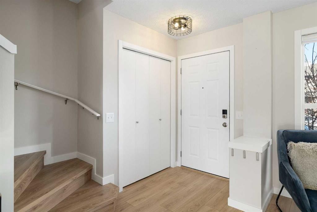 9 Elgin Mews Se, Calgary, AB - Indoor Photo Showing Other Room
