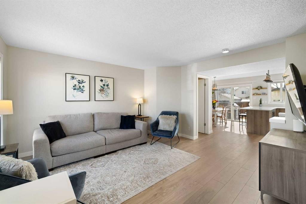 9 Elgin Mews Se, Calgary, AB - Indoor Photo Showing Living Room