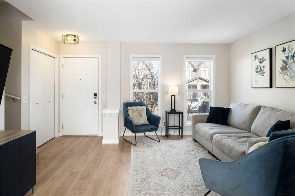 9 Elgin Mews Se, Calgary, AB - Indoor Photo Showing Living Room