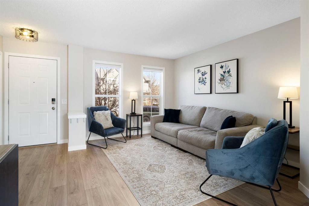 9 Elgin Mews Se, Calgary, AB - Indoor Photo Showing Living Room