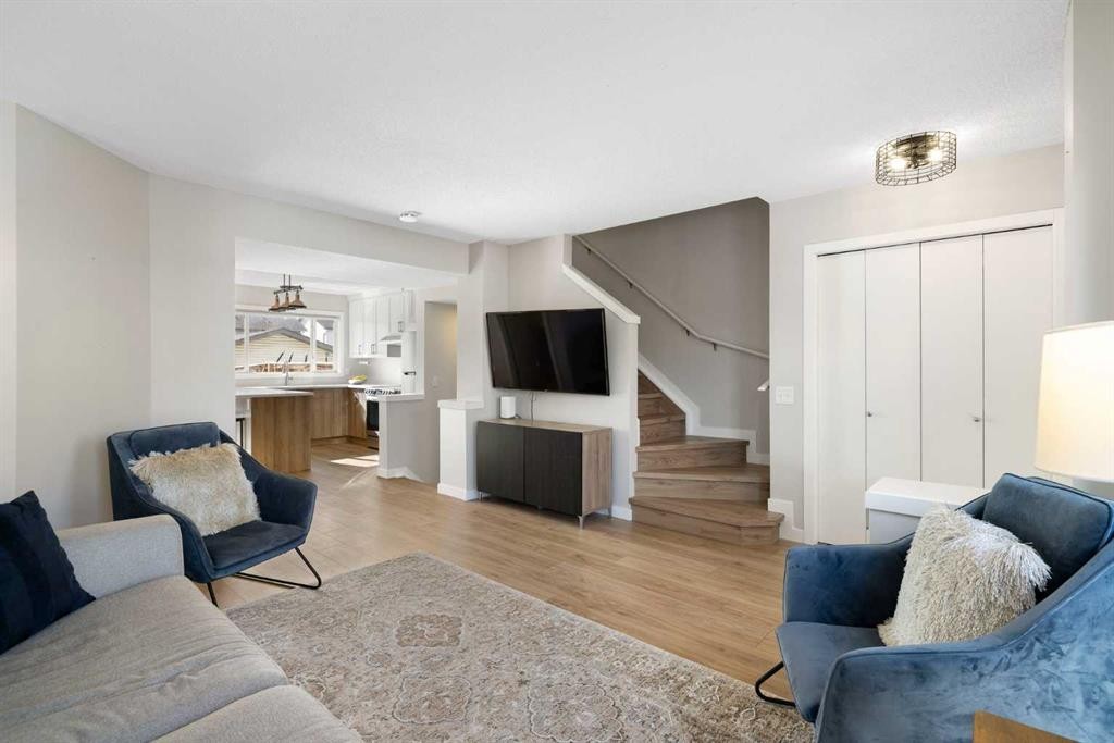 9 Elgin Mews Se, Calgary, AB - Indoor Photo Showing Living Room
