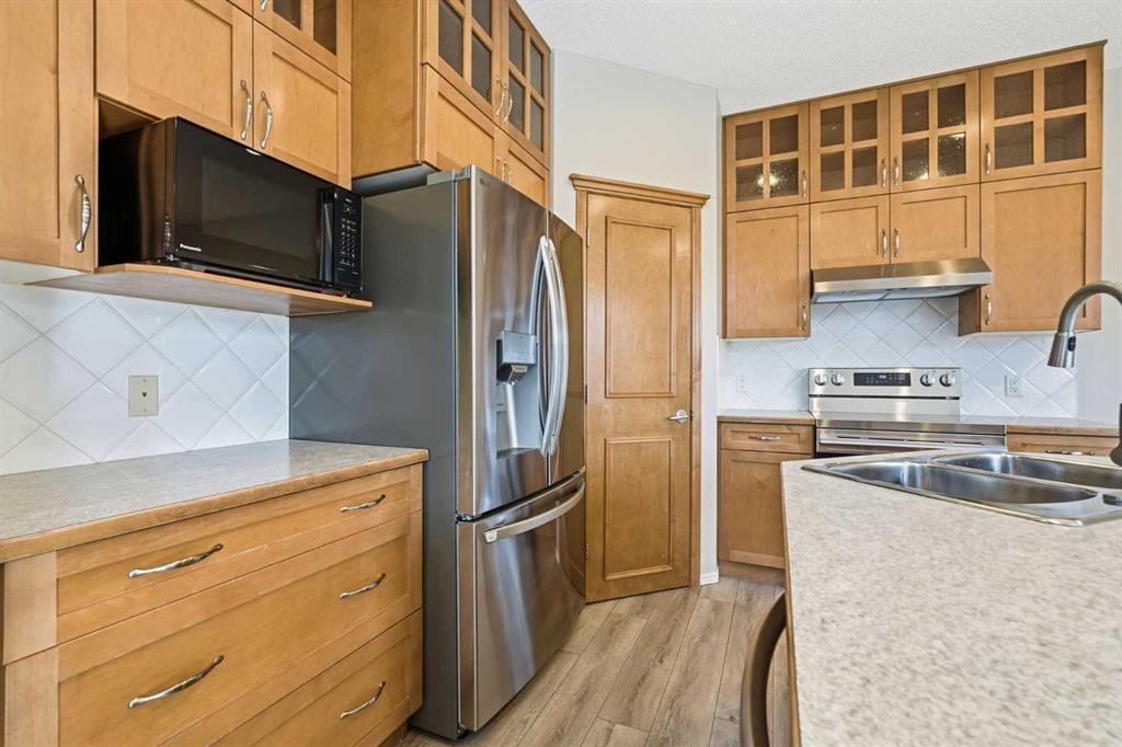 15172 Prestwick Boulevard Se, Calgary, AB - Indoor Photo Showing Kitchen With Double Sink