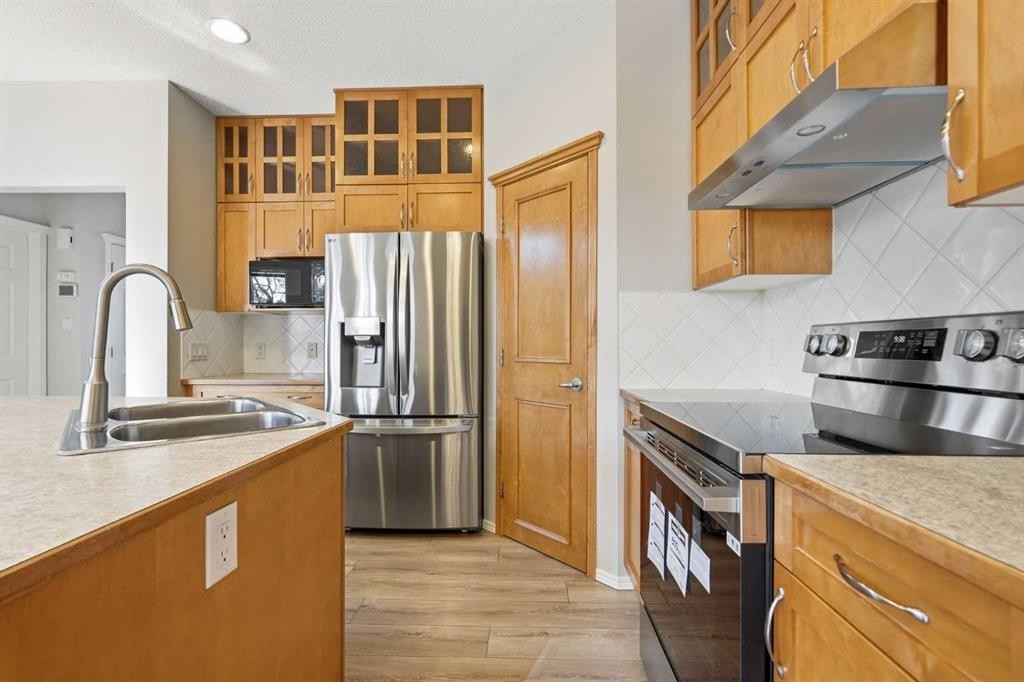 15172 Prestwick Boulevard Se, Calgary, AB - Indoor Photo Showing Kitchen With Double Sink With Upgraded Kitchen
