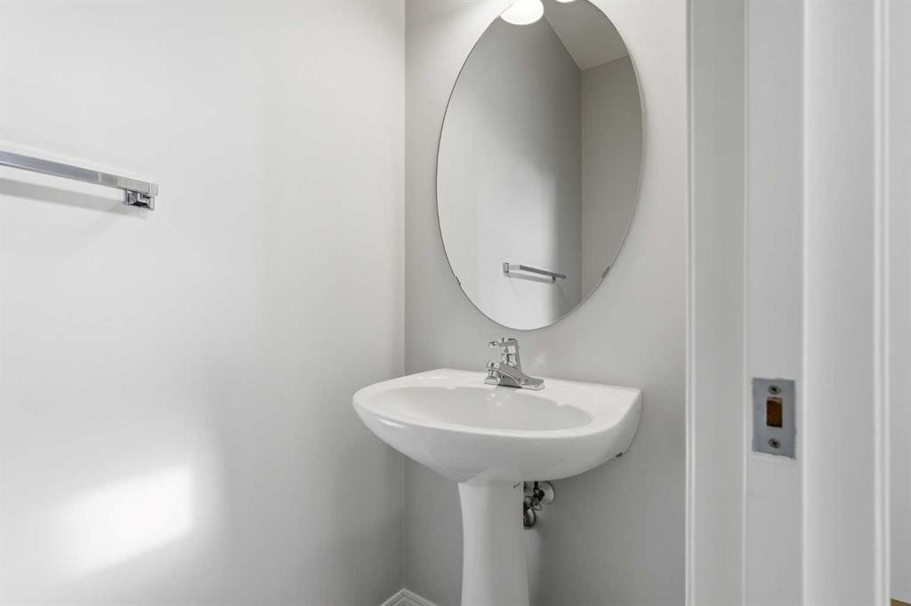 15172 Prestwick Boulevard Se, Calgary, AB - Indoor Photo Showing Bathroom