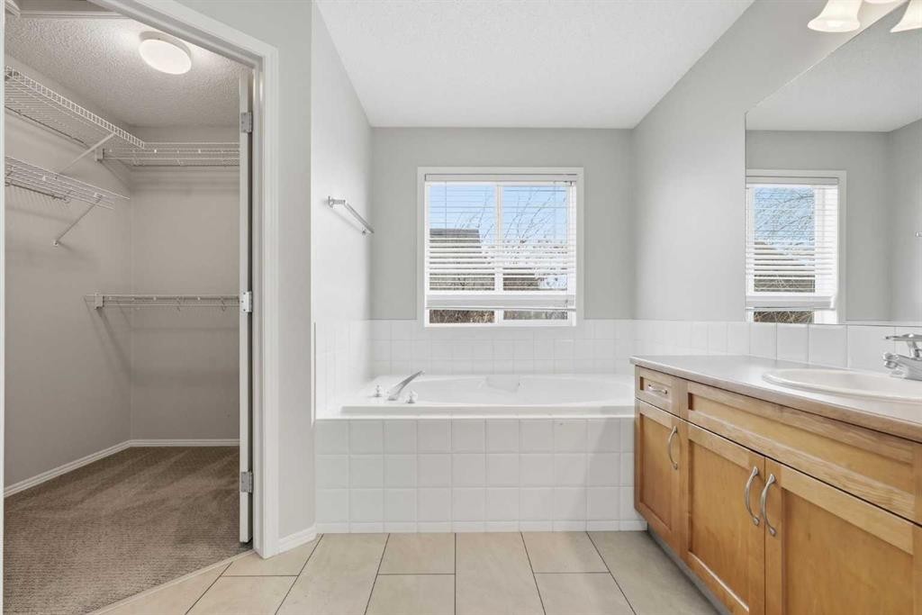 15172 Prestwick Boulevard Se, Calgary, AB - Indoor Photo Showing Bathroom