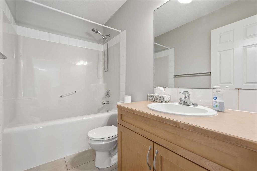 15172 Prestwick Boulevard Se, Calgary, AB - Indoor Photo Showing Bathroom