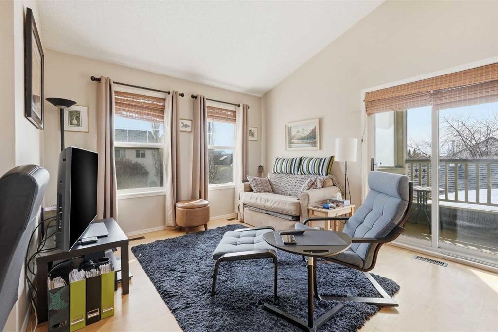 15172 Prestwick Boulevard Se, Calgary, AB - Indoor Photo Showing Living Room