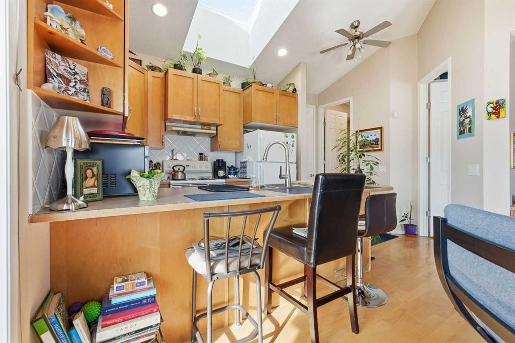 15172 Prestwick Boulevard Se, Calgary, AB - Indoor Photo Showing Kitchen