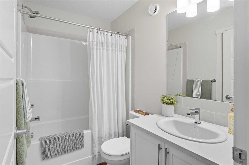 102-474 Seton Circle Se, Calgary, AB - Indoor Photo Showing Bathroom