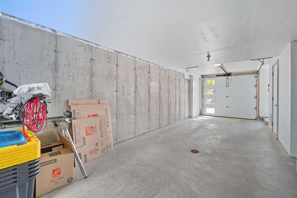 102-474 Seton Circle Se, Calgary, AB - Indoor Photo Showing Garage