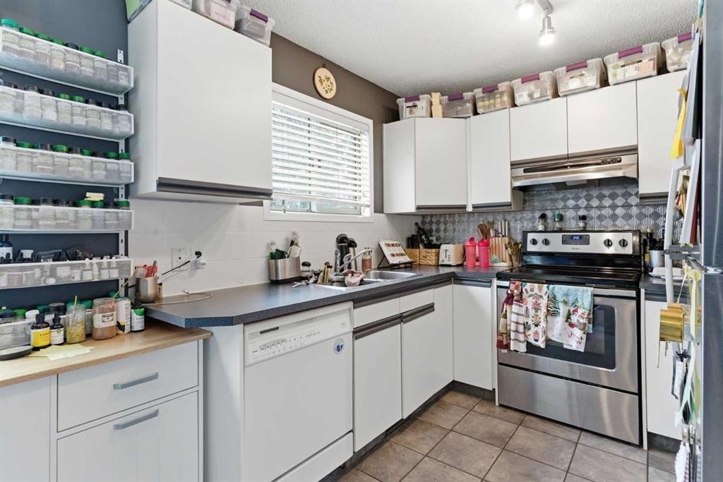59 Abbeydale Villas Ne, Calgary, AB - Indoor Photo Showing Kitchen