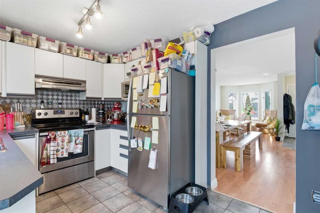 59 Abbeydale Villas Ne, Calgary, AB - Indoor Photo Showing Kitchen