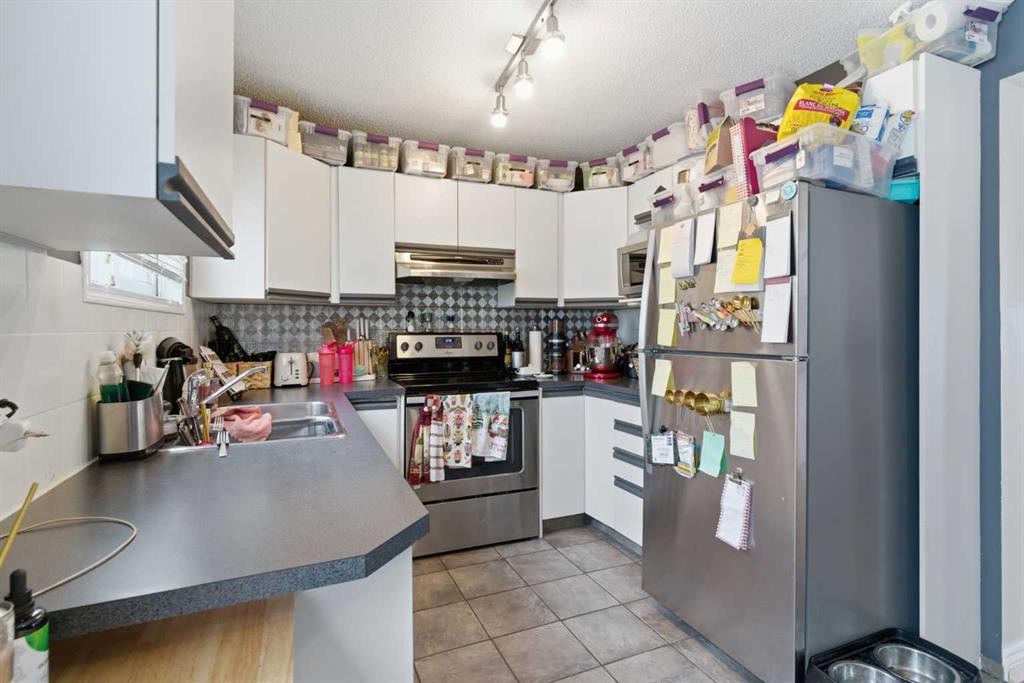 59 Abbeydale Villas Ne, Calgary, AB - Indoor Photo Showing Kitchen