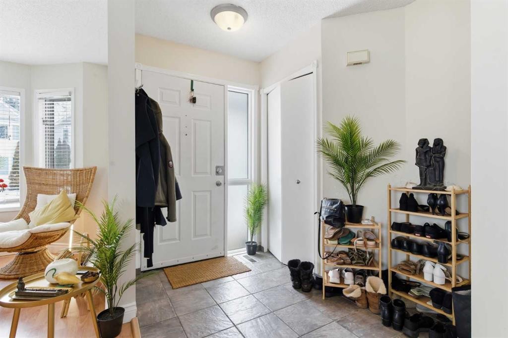 59 Abbeydale Villas Ne, Calgary, AB - Indoor Photo Showing Other Room