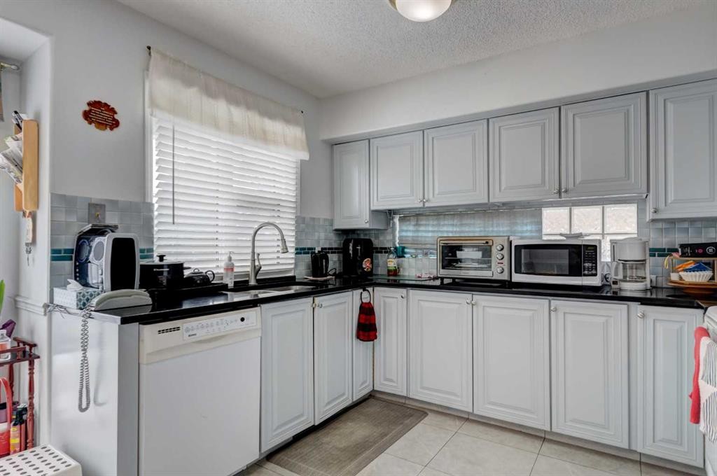 38 Millbank Hill Sw, Calgary, AB - Indoor Photo Showing Kitchen