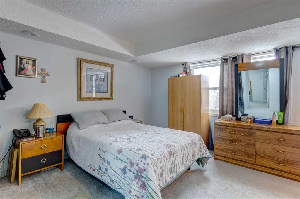 38 Millbank Hill Sw, Calgary, AB - Indoor Photo Showing Bedroom