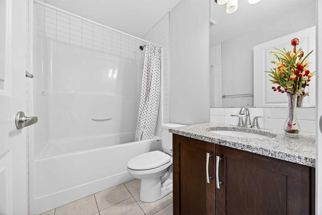 439 Redstone Drive Ne, Calgary, AB - Indoor Photo Showing Bathroom