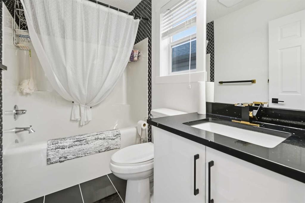 53 Martha'S Place Ne, Calgary, AB - Indoor Photo Showing Bathroom
