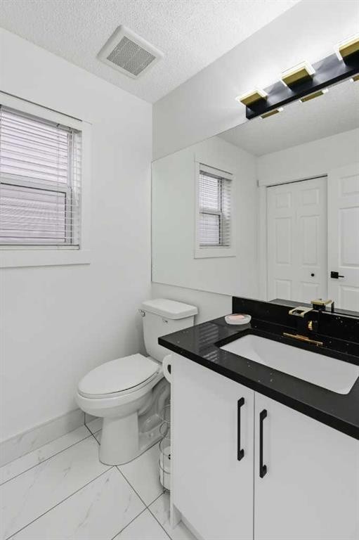 53 Martha'S Place Ne, Calgary, AB - Indoor Photo Showing Bathroom