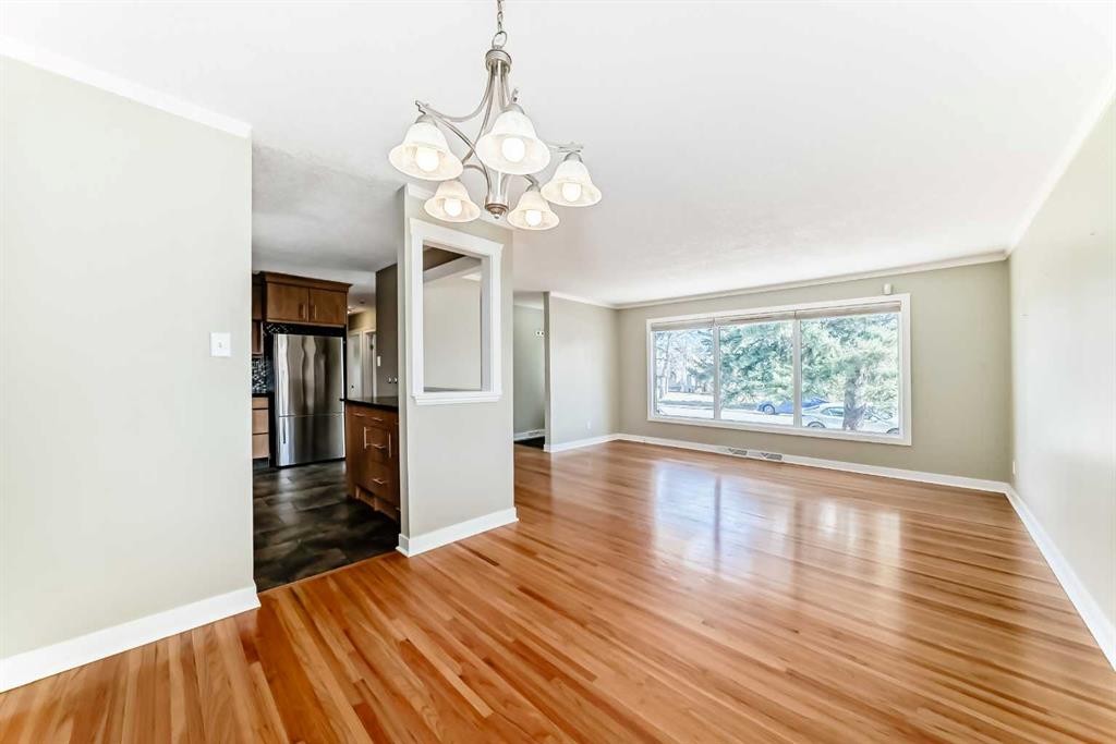 27 Gladeview Crescent Sw, Calgary, AB - Indoor Photo Showing Other Room