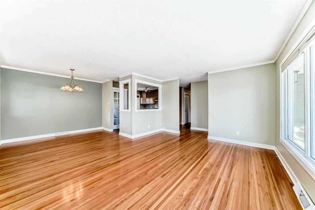 27 Gladeview Crescent Sw, Calgary, AB - Indoor Photo Showing Other Room