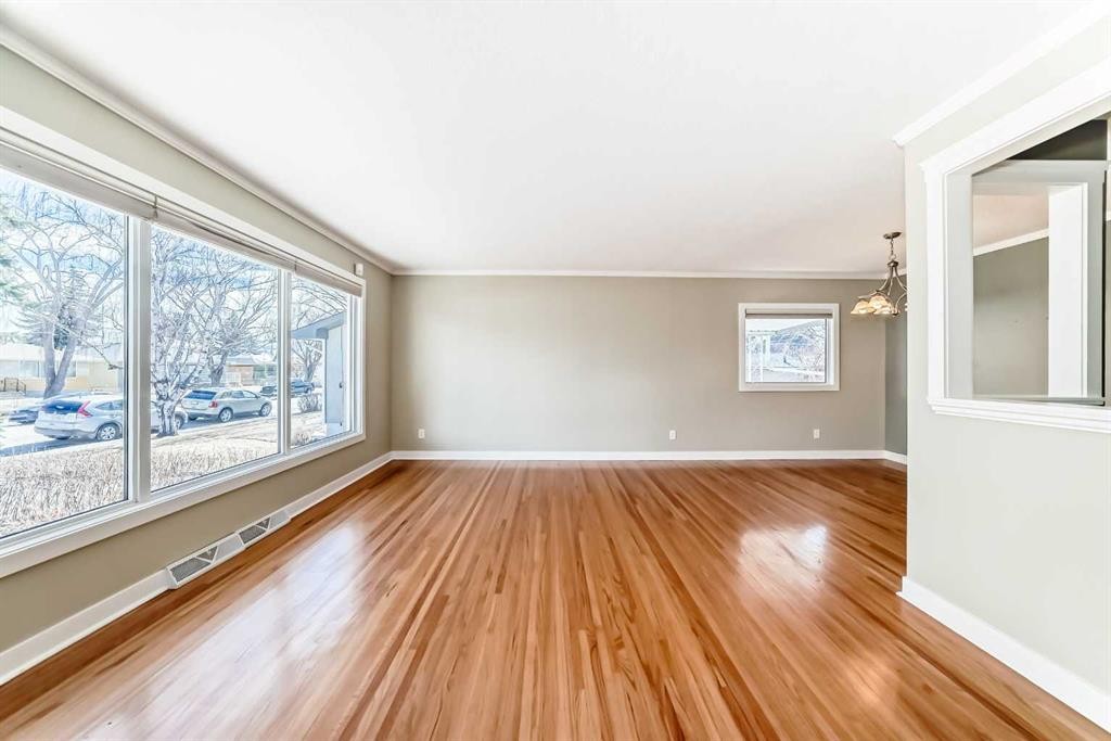 27 Gladeview Crescent Sw, Calgary, AB - Indoor Photo Showing Other Room