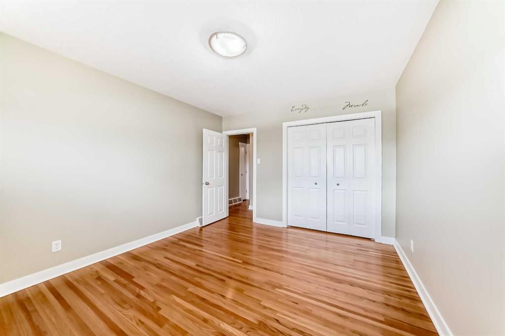 27 Gladeview Crescent Sw, Calgary, AB - Indoor Photo Showing Other Room