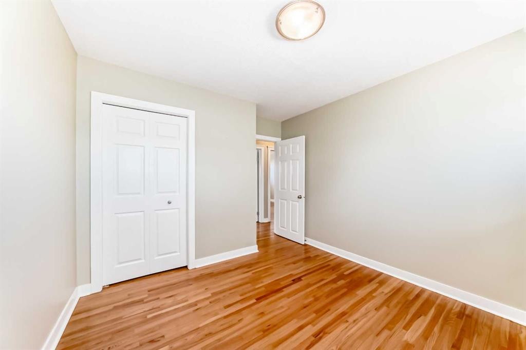 27 Gladeview Crescent Sw, Calgary, AB - Indoor Photo Showing Other Room