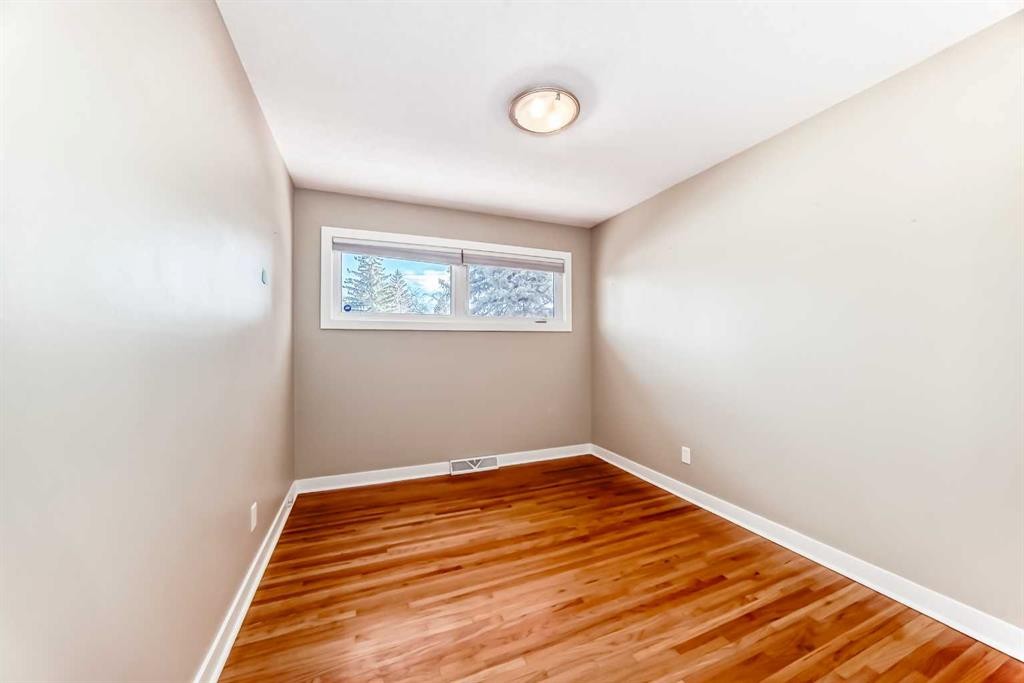 27 Gladeview Crescent Sw, Calgary, AB - Indoor Photo Showing Other Room