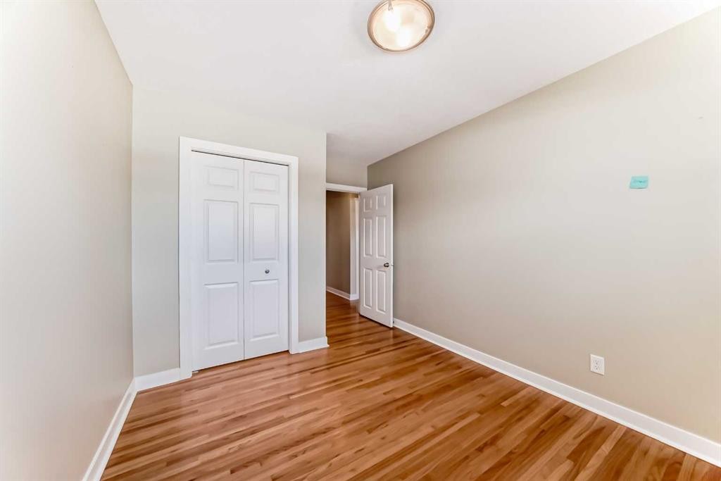 27 Gladeview Crescent Sw, Calgary, AB - Indoor Photo Showing Other Room