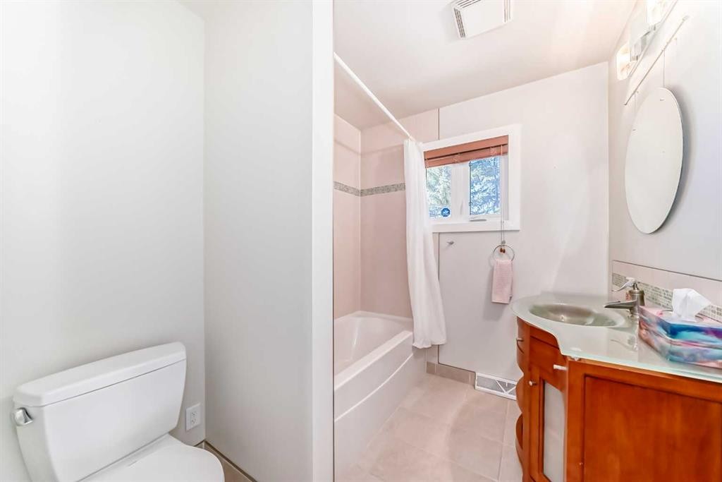 27 Gladeview Crescent Sw, Calgary, AB - Indoor Photo Showing Bathroom