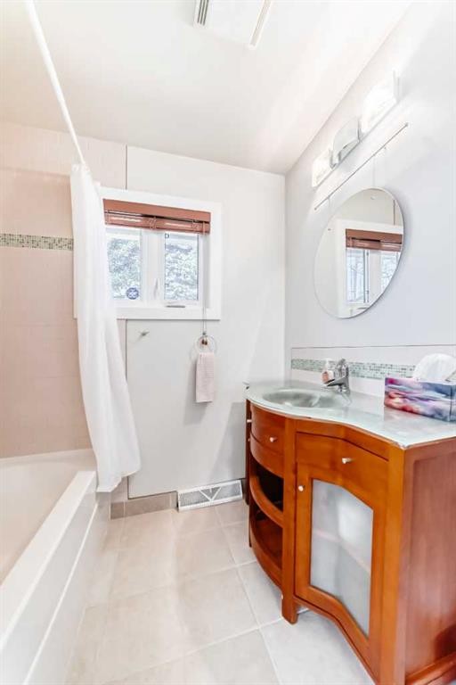 27 Gladeview Crescent Sw, Calgary, AB - Indoor Photo Showing Bathroom