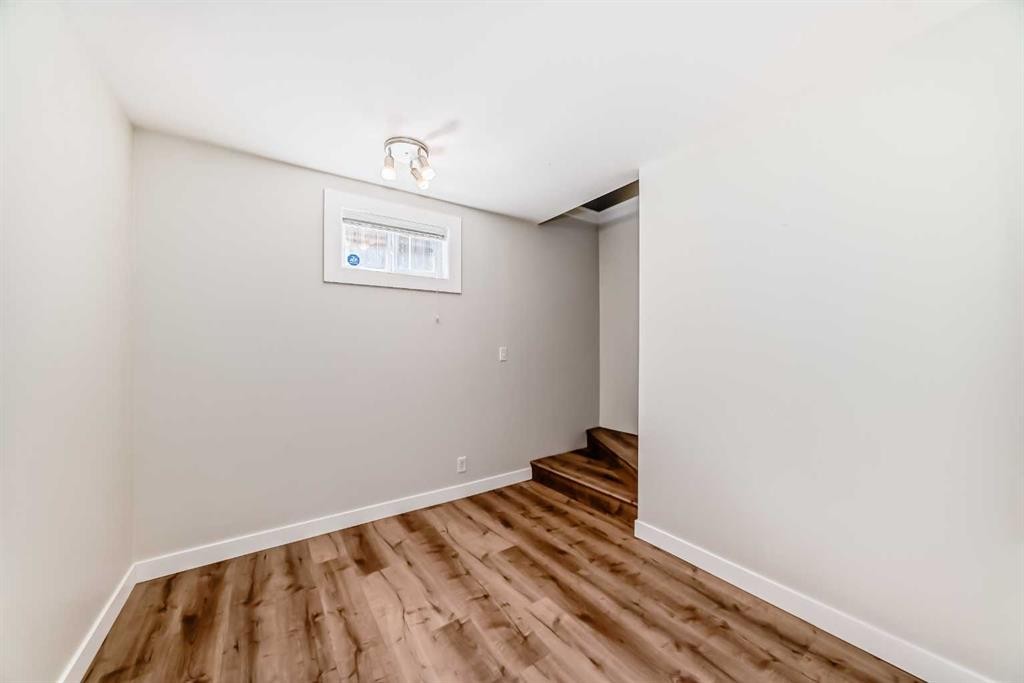 27 Gladeview Crescent Sw, Calgary, AB - Indoor Photo Showing Other Room