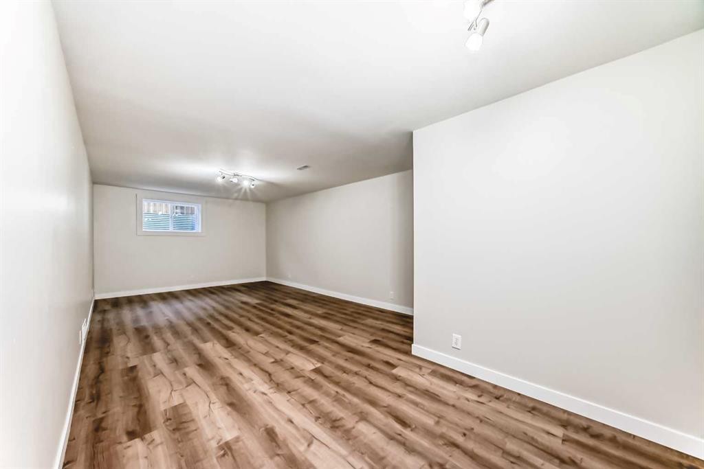 27 Gladeview Crescent Sw, Calgary, AB - Indoor Photo Showing Other Room