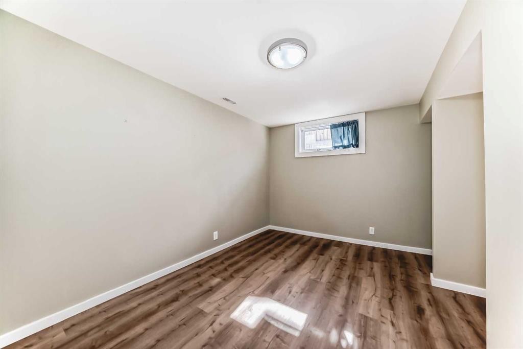 27 Gladeview Crescent Sw, Calgary, AB - Indoor Photo Showing Other Room