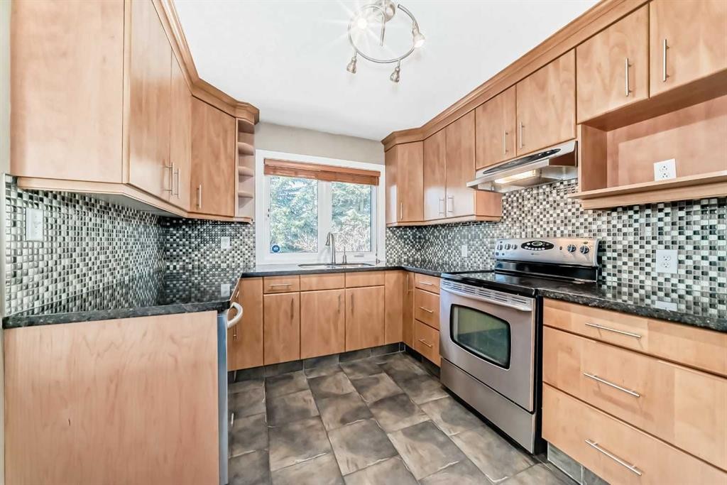 27 Gladeview Crescent Sw, Calgary, AB - Indoor Photo Showing Kitchen