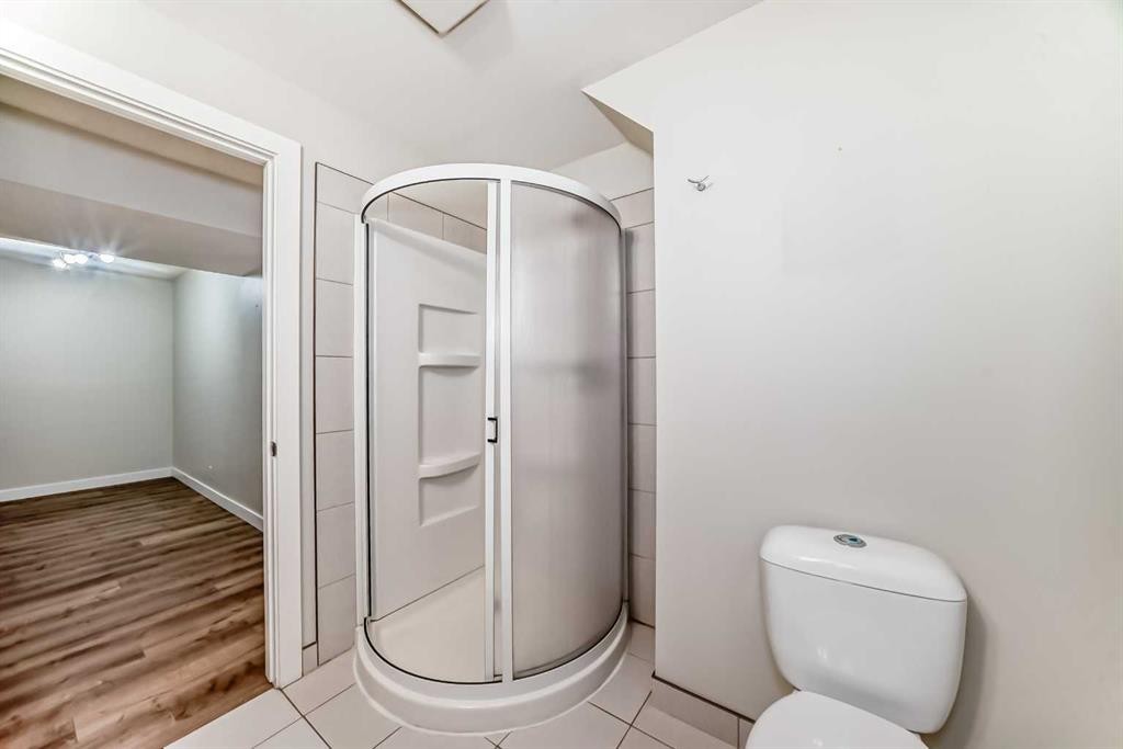 27 Gladeview Crescent Sw, Calgary, AB - Indoor Photo Showing Bathroom