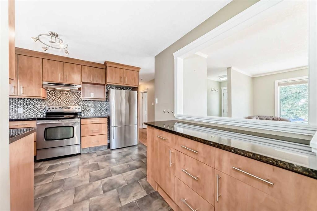 27 Gladeview Crescent Sw, Calgary, AB - Indoor Photo Showing Kitchen
