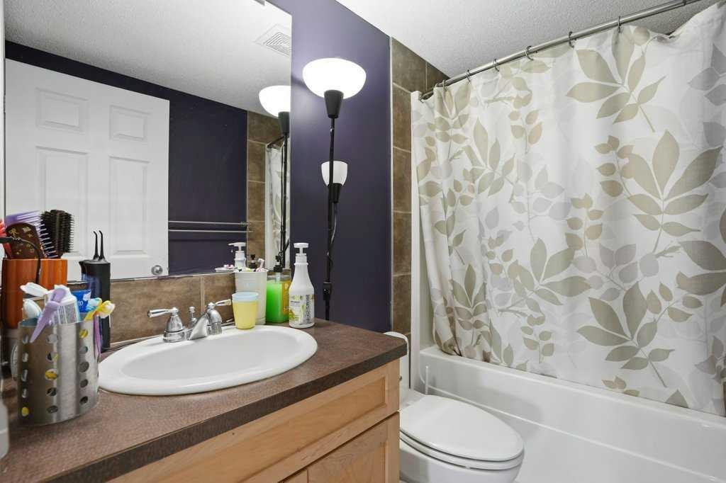 5106-70 Panamount Drive Nw, Calgary, AB - Indoor Photo Showing Bathroom