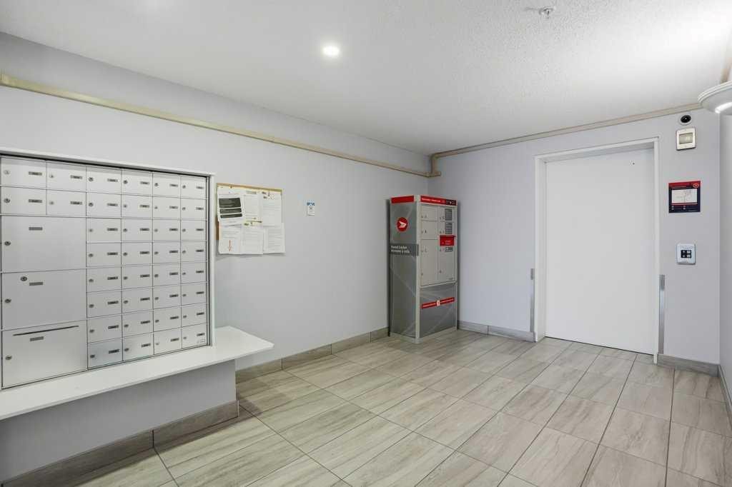 5106-70 Panamount Drive Nw, Calgary, AB - Indoor Photo Showing Other Room
