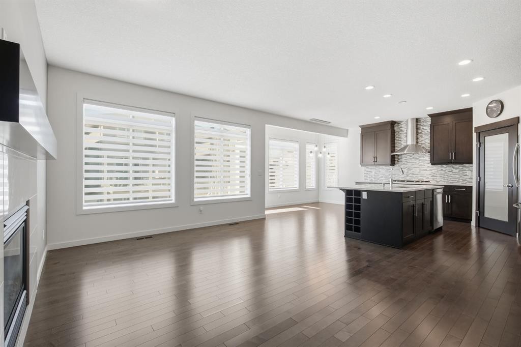 101 Evansborough Green Nw, Calgary, AB - Indoor Photo Showing Kitchen With Upgraded Kitchen
