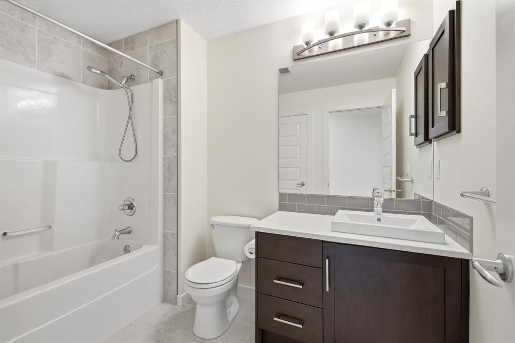 101 Evansborough Green Nw, Calgary, AB - Indoor Photo Showing Bathroom