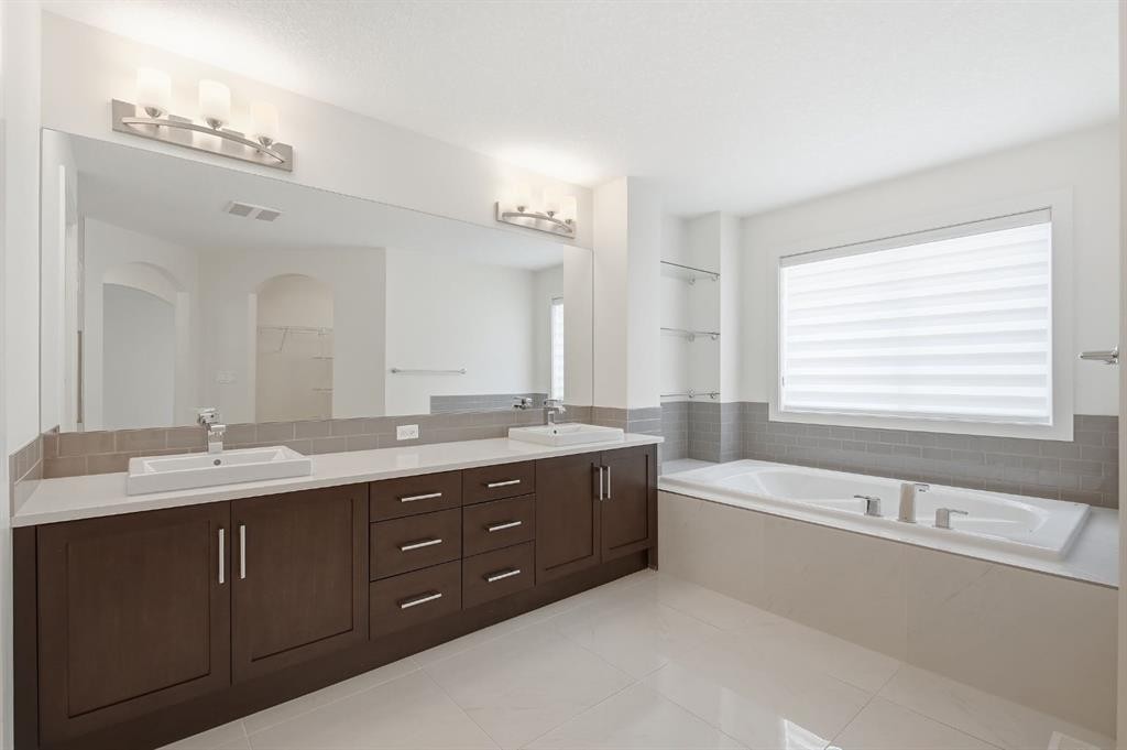 101 Evansborough Green Nw, Calgary, AB - Indoor Photo Showing Bathroom