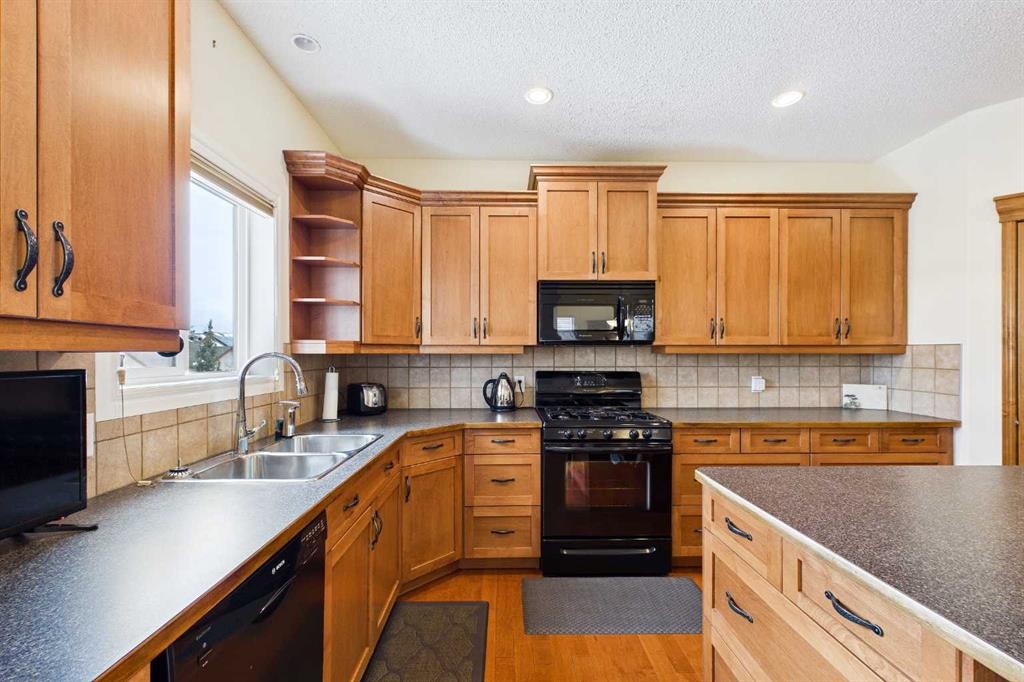 167 Evanston View Nw, Calgary, AB - Indoor Photo Showing Kitchen With Double Sink