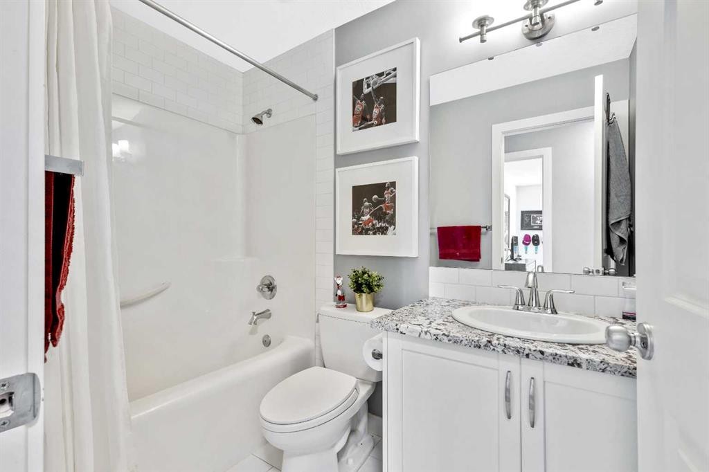 36 Cranarch Grove Se, Calgary, AB - Indoor Photo Showing Bathroom